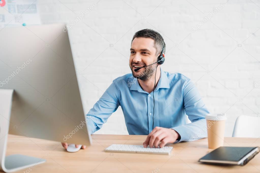 Technical support engineer assisting an installer remotely