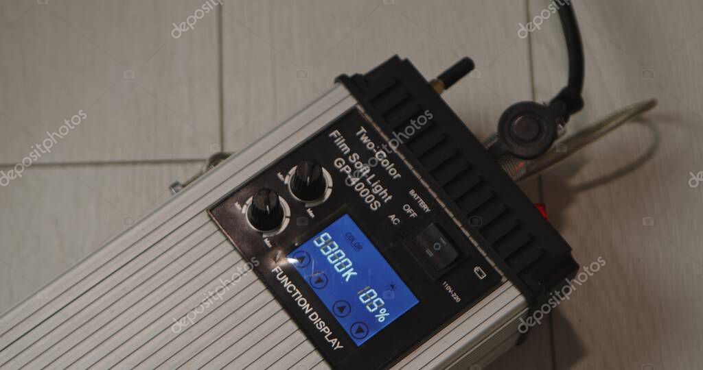Cinema lighting controlled by a 0-10V neutral input flicker-free dimmer